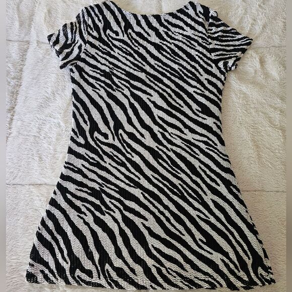Black Zebra Print, V-Neck Top. Small. Excellent Condition! - Picture 4 of 4